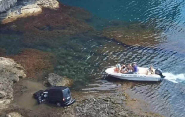 В Крыму с обрыва в море слетел автомобиль: возможно, на большой скорости