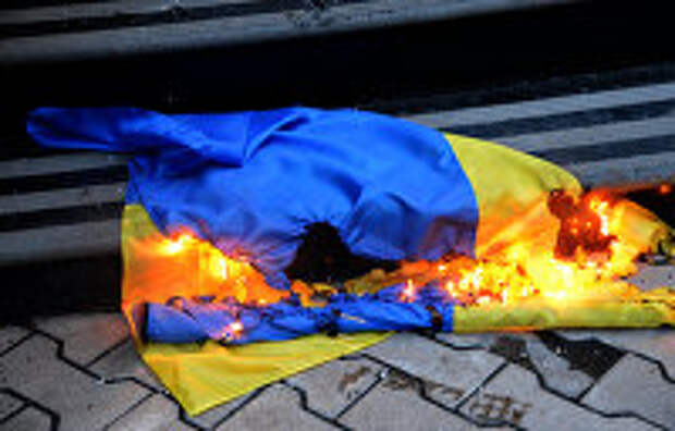 Под Львовом мужчина сжег два украинских флага