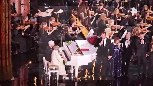 Зацепин и Пахмутова вместе сыграли на рояле на юбилейном вечере в Большом театре