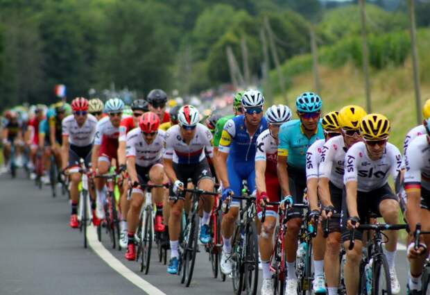 _гонка_авария-1024x702 Организаторы Тур де Франс простили болельщицу, устроившую крупнейшую аварию за историю гонки, но прокуратура — нет (ВИДЕО)