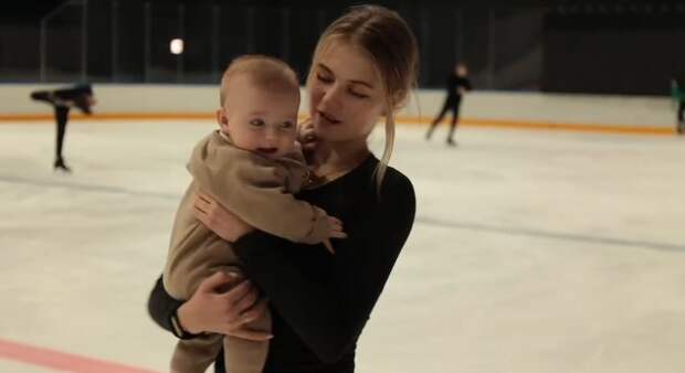 «Осваивал новый элемент»: Александра Трусова вышла на лёд с сыном на руках