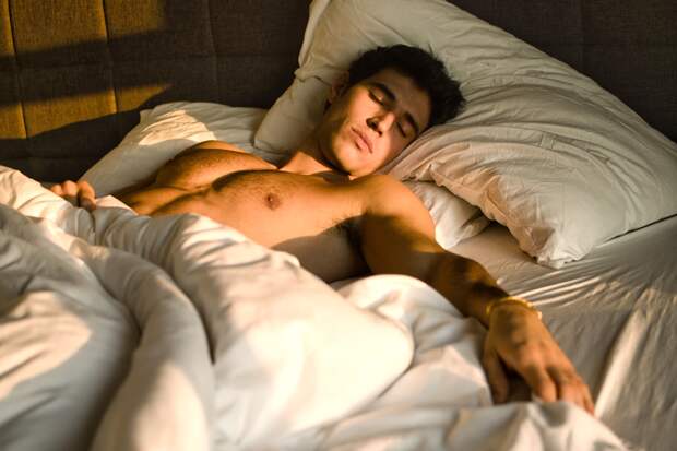 Женщина нашла у себя в кровати голых незнакомцев