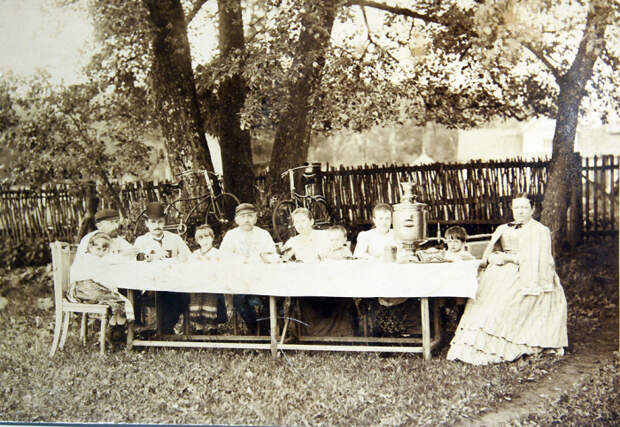 Семейное чаепитие на природе. Российская империя, 1880 год. 
