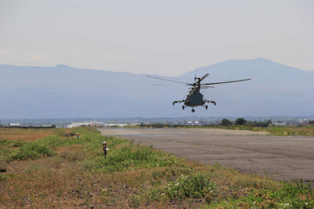 В Армении экипажи армейской авиации ЮВО совершенствовали навыки управления при полетах на предельно низких высотах