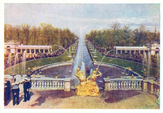Вид с Большого каскада на огромный по размерам фонтанный комплекс у подножья Большого дворца.