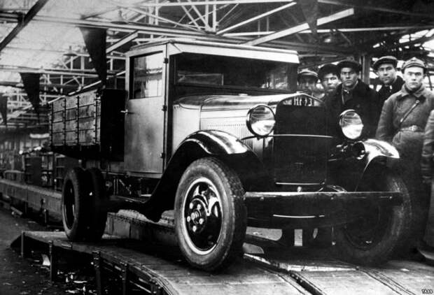 Днем рождения грузовичка ГАЗ-АА считается 29 января 1932 года, когда с конвейера завода в Нижнем Новгороде (который в этом же году станет Горьким) сошел первый автомобиль СССР, авто, автозавод, автомобили, завод, производство, ретро фото, советские автомобили