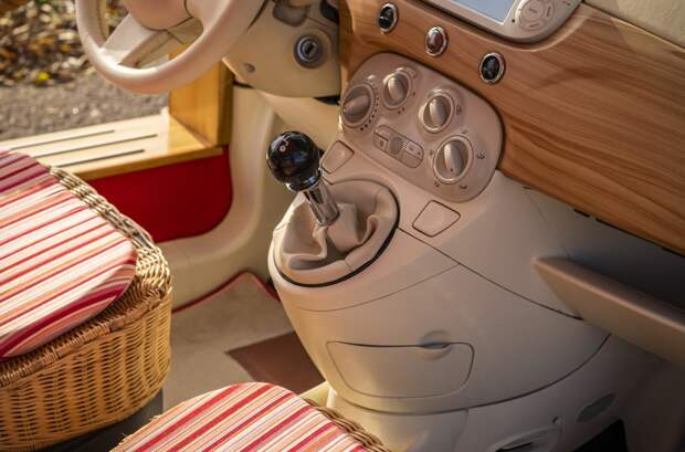 Пляжный Fiat 500 Jolly Conversion 2010 года с плетёным интерьером