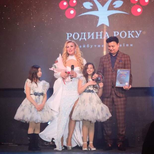 Певица Камалия с мужем Захуром и дочками появилась на светском мероприятии