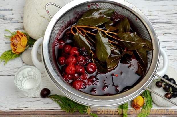 Ликер из вишен и черной смородины