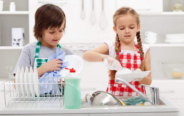 Дети моют посуду