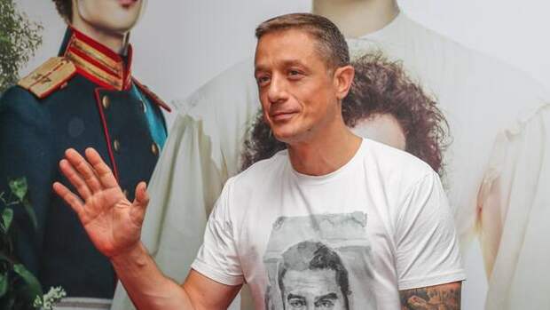 Познакомились на небесах: Алексей Макаров вышел в свет с красавицей-женой