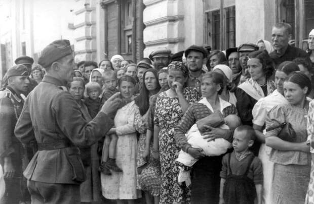 Фотография, сделанная немецким военным фотокорреспондентом в оккупированном Могилеве. Фотография, сделанная немецким военным фотокорреспондентом в оккупированном Могилеве.