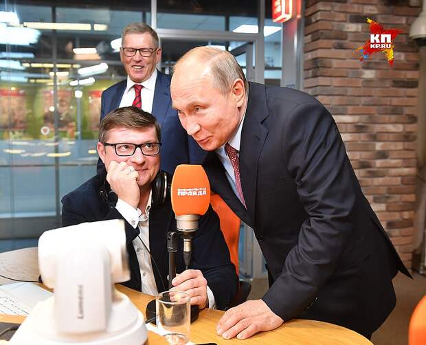 Президент Путин в прямом эфире Радио "Комсомольская правда". Фото: Виктор ГУСЕЙНОВ