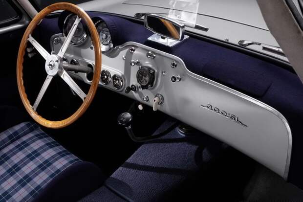 Живая легенда Mercedes 300 SL празднует свое 60-летие (24 фото)