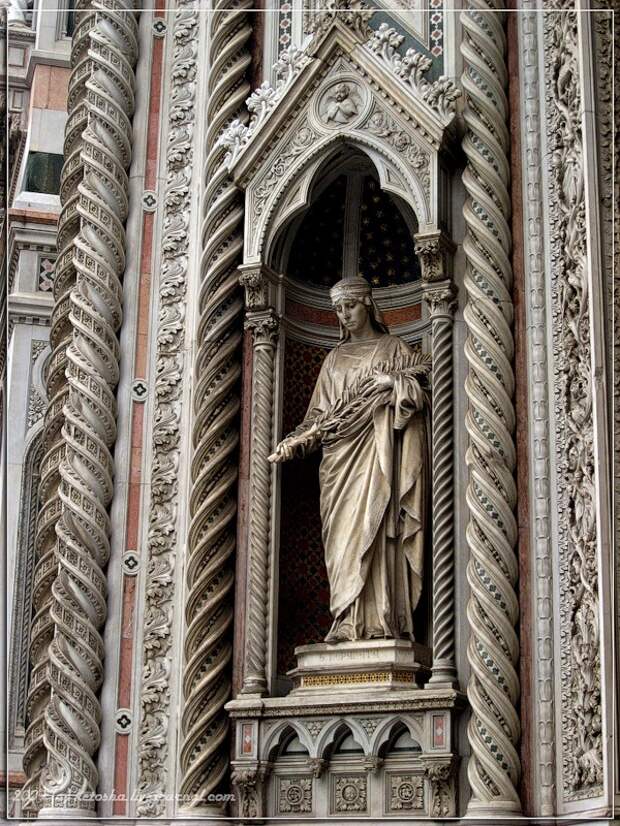 33) Скульптура Апостола на фасаде Дуомо