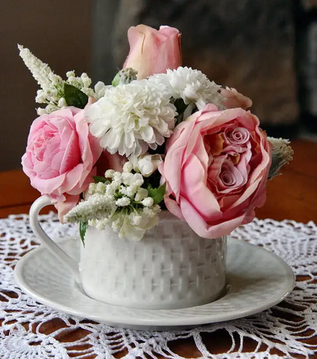 Cups flowers. Цветы в чашке. Цветочная композиция в чашке. Букет в чашке. Цветы в кружке.