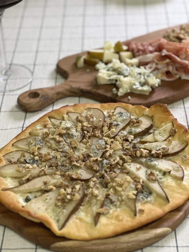 Пицца с грушей, сыром с плесенью и грецкими орехами Кулинария, Рецепт, Подача блюд, Выпечка, Пицца, Длиннопост, Еда