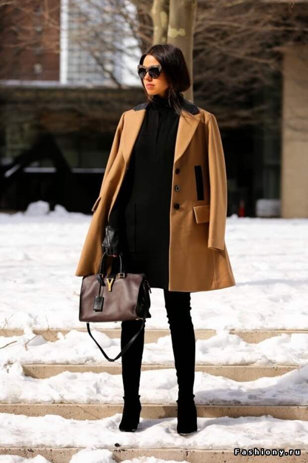 Девушка в коричневом пальто