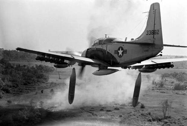 Американский штурмовик Douglas A-1 Skyraider сбрасывает бомбы напалмовые бомбы на позиции войск Северного Вьетнама.
