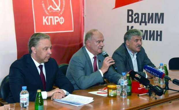На фото: во время пресс-конференции на тему: «Зюганов, Грудинин, Кумин. Принцип социализма в действии».