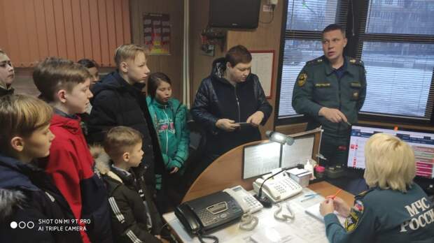 В пожарно-спасательной части района Гольяново провела экскурсия для школьников. Фото: Пресс-служба МЧС по ВАО В пожарно-спасательной части района Гольяново провела экскурсия для школьников. Фото: Пресс-служба МЧС по ВАО