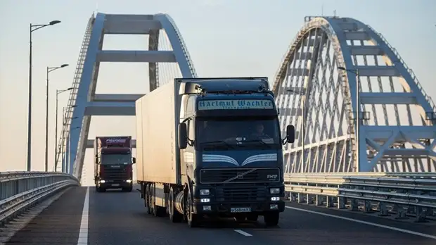 В Совфеде оценили запуск движения грузового транспорта по Крымскому мосту