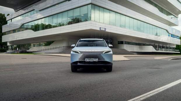 Omoda C7 выглядит весьма гармонично в городских каменных джунглях