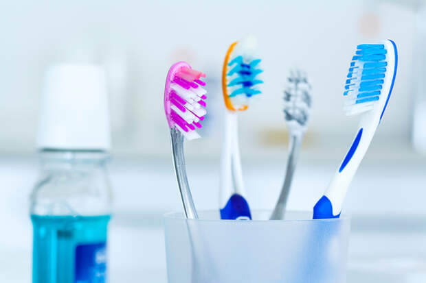 Зубы полезно чистить не только утром и вечером, но и после еды