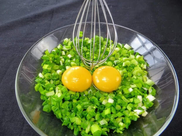 Взбейте зеленый лук с яйцом и вы останетесь довольны / Готовим вкуснейшие лепешки с начинкой Рецепт, Кулинария, Тесто, Другая кухня, Еда, Вкусно, Видео, Длиннопост, Видео рецепт, Видеоблог