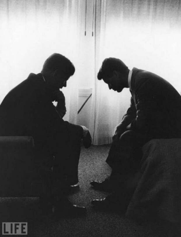 Джон Кеннеди со своим братом Робертом.