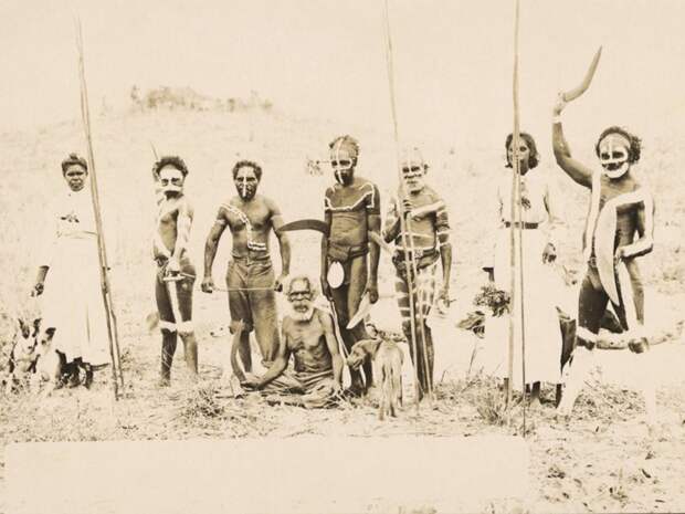 Старейшины племени в традиционных нарядах и с оружием, Кимберли, северо-восточный район Западной Австралии, примерно 1900 г. Обычаи и традиции народов мира, аборигены, австралия, архивные снимки, архивные фотографии, бушмены, познавательно, туземцы