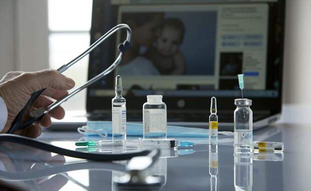 Пока власть оптимизирует медицину, россияне нашли себе доктора, который никогда никому не отказывает