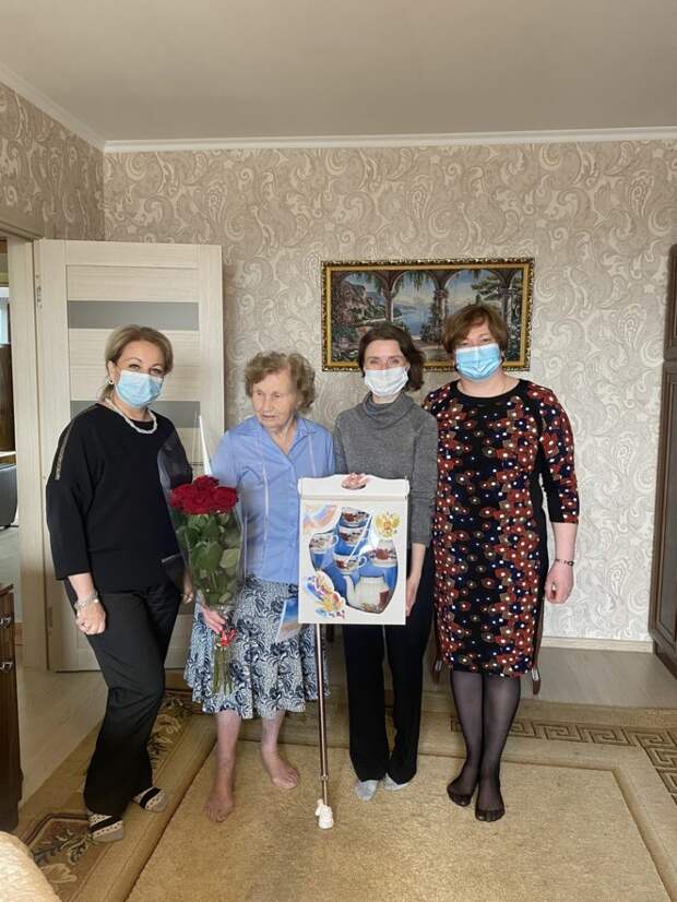 Власти поздравили жительницу Северного с 90-летием и вручили подарки