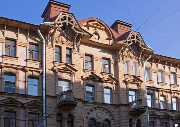 Жители дома на Кавалергардской хотят спасти балконы от демонтажа