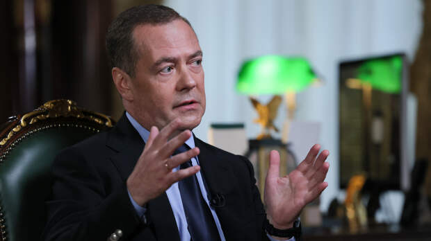 Медведев поздравил россиян с Новым годом