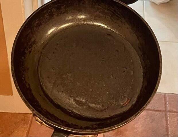 Папа сжёг блин, и его совсем не видно на сковородке Папа сжёг блин, и его совсем не видно на сковородке
