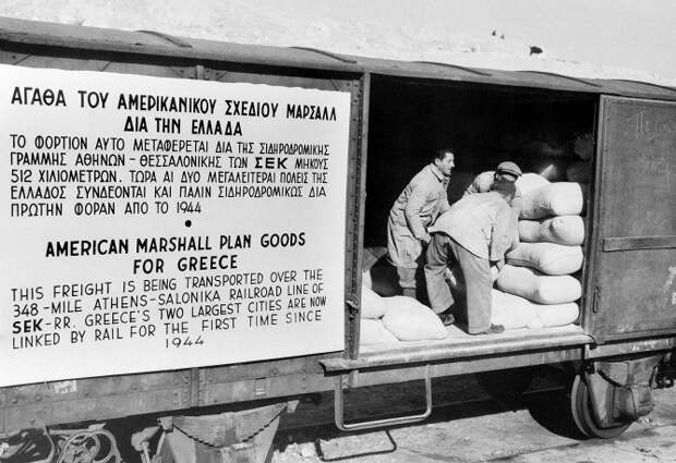 3 апреля 1948 года в США вступил в действие план Маршалла. Одна из его главных целей - стабилизация экономики в европейских государствах, с тем чтобы не допустить прихода в них к власти коммунистических режимов. На фото: американская помощь для Греции, предоставленная в рамках программы "План Маршалла", 1950 год