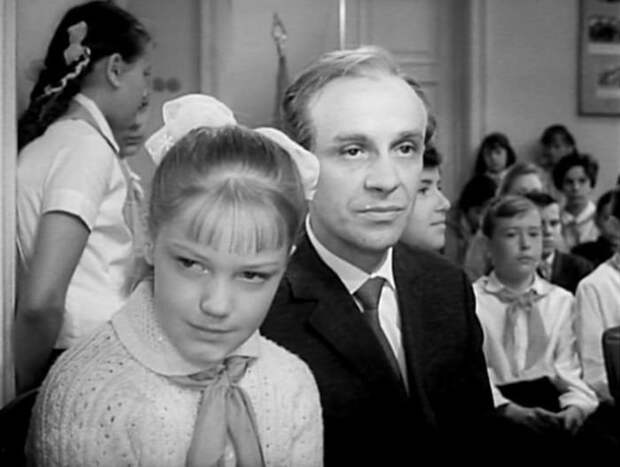 Кадр из фильма *Звонят, откройте дверь*, 1965 | Фото: vokrug.tv Кадр из фильма *Звонят, откройте дверь*, 1965 | Фото: vokrug.tv