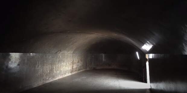 Красивая игра отраженного света в пещере Гопика