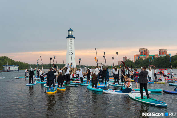 Больше сотни красноярцев сплавились на сапбордах на открытии SUP-станции
