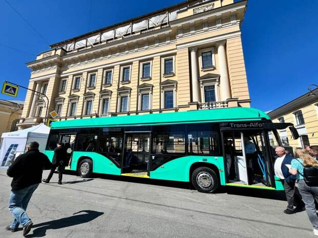 В Петербурге показали новый российский электробус «Сириус»