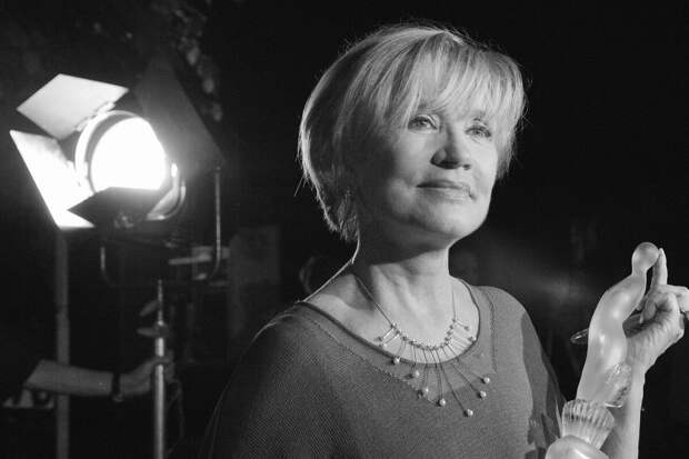 ТАСС: Путин направил венок на церемонию прощания с актрисой Алентовой