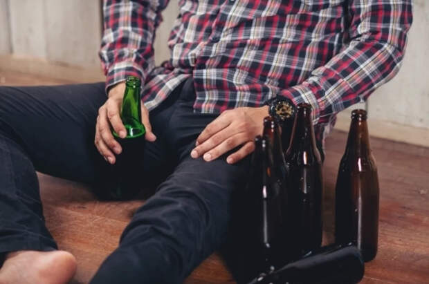 Нарколог Тюрин заявил о смертельной опасности лечения простуды алкоголем