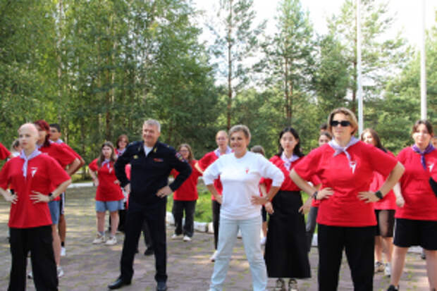 В Новгородской области «Зарядку со стражем порядка» провели на открытии профильной смены «Полицейская академия»