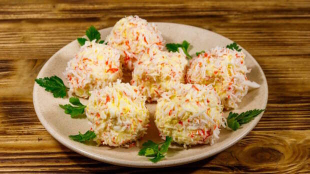 Закуска "Снежки" за 15 минут: нежные крабовые шарики с сыром, которые первыми исчезают со стола