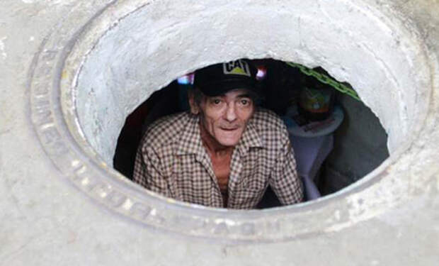 Муж и жена больше 20 лет живут в канализационном люке