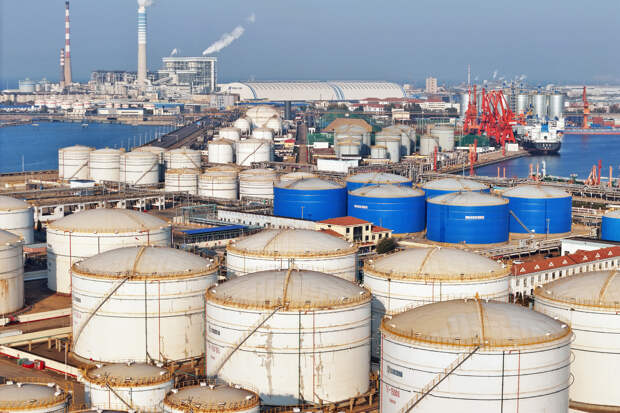 Вероятность отказа Китая от российской нефти ради американской оценили