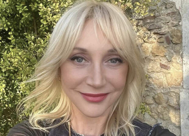 «Берлин, 12 лет спустя»: Кристина Орбакайте повторила архивное фото с дочерью на фоне Бранденбургских ворот