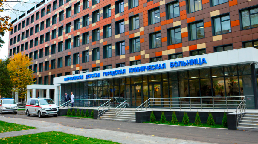 В Москве активно развивается детская медицина. С 2011 года здесь построили 39 детских медицинских объектов – поликлиники, стационары, перинатальный центры, молочные кухни – и строительство продолжается. Несколько недель назад открыли ультрасовременный детский корпус в «Коммунарке» – образец современной детской больницы Москвы. А с 2021 года там работает детский инфекционный корпус, с 2022 – перинатальный центр, в котором родились уже более 9 тысяч малышей.
