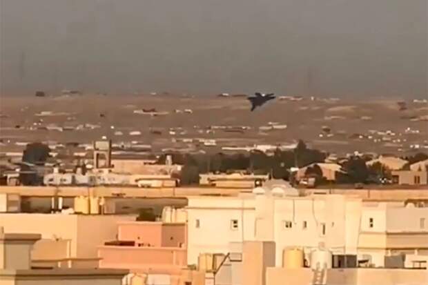 Очевидец снял, как сбитый в начале войны американский F-15E рухнул среди домов